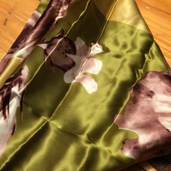 Essential Silk Scarf with Asian flower design - Picture 2 of 3